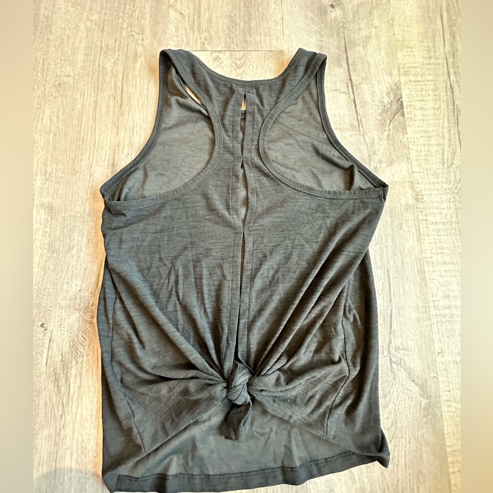 Old Navy Go-Dry Twist Back Active Tank
Women’s Size M – Workout Gym Yoga
